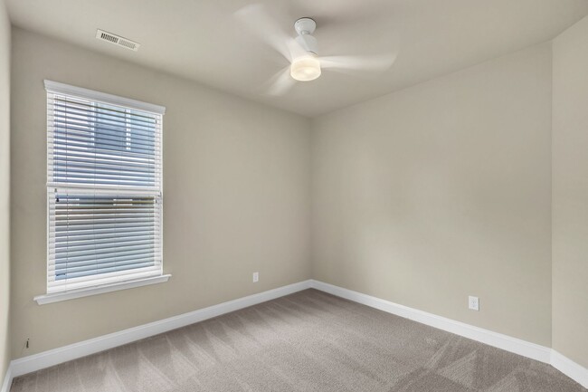 Building Photo - 4 Bedroom Home with 2 Car Garage & Fenced Yard!