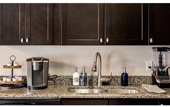 Building Photo - Unique 3 bedroom furnished within walking distance to Jameson YMCA in Wyndhurst