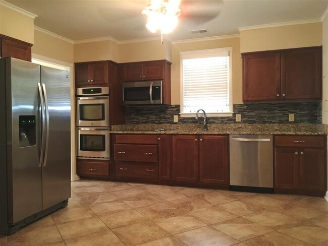 Building Photo - 3BR/2BA Gorgeous East Memphis Home. Gate Entry Driveway and ALL Lawn Maintenance is included! Pet...