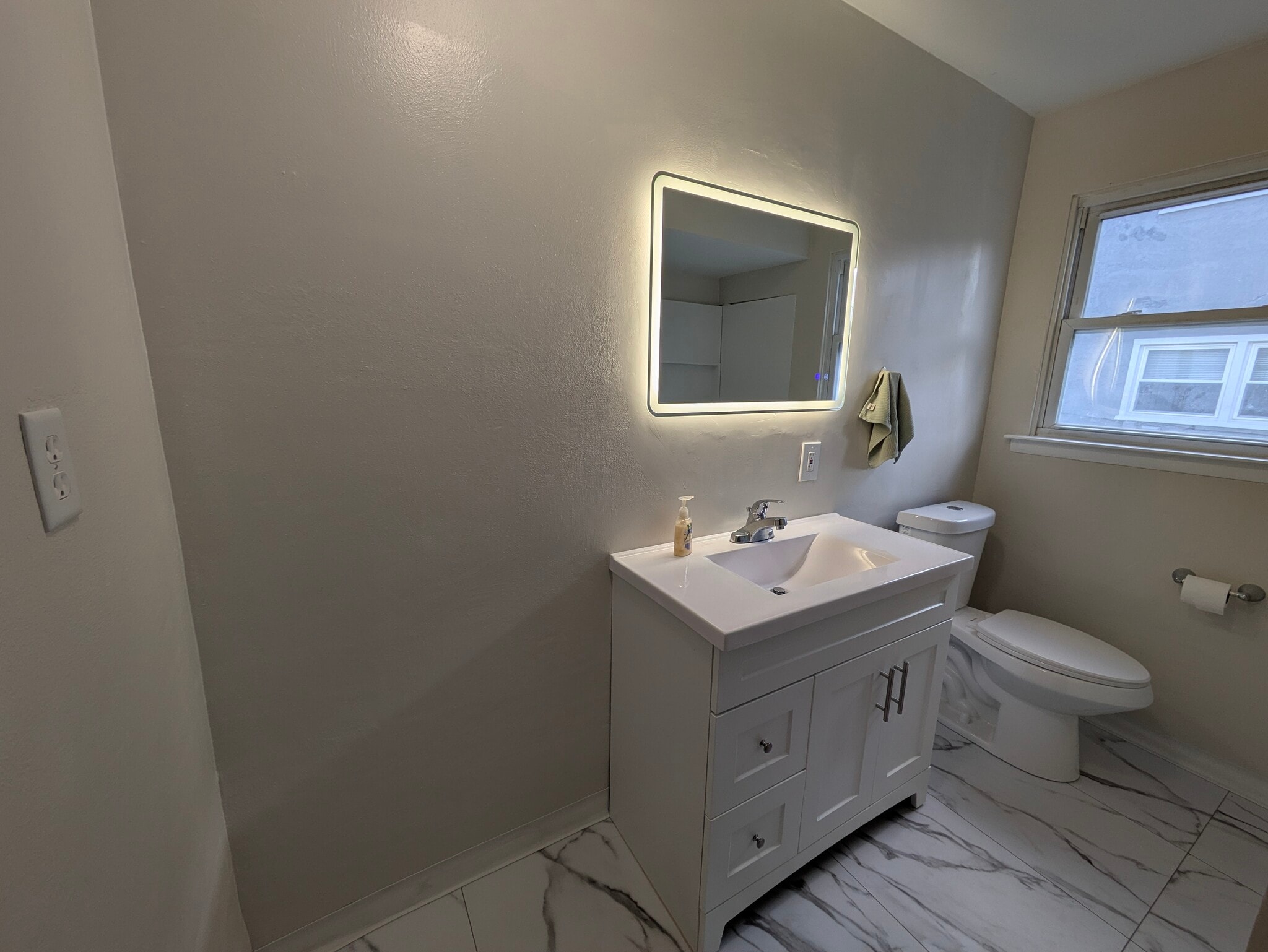 Building Photo - 617 June St