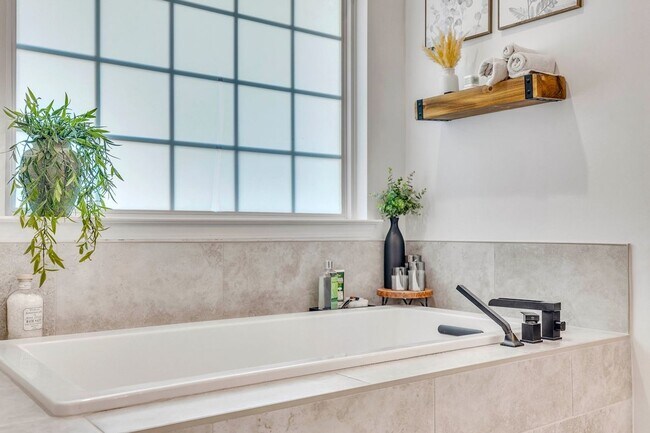 Building Photo - Gorgeously Updated 4 Bed/3.5 Bath in Tranquilla Hall - Buckhead