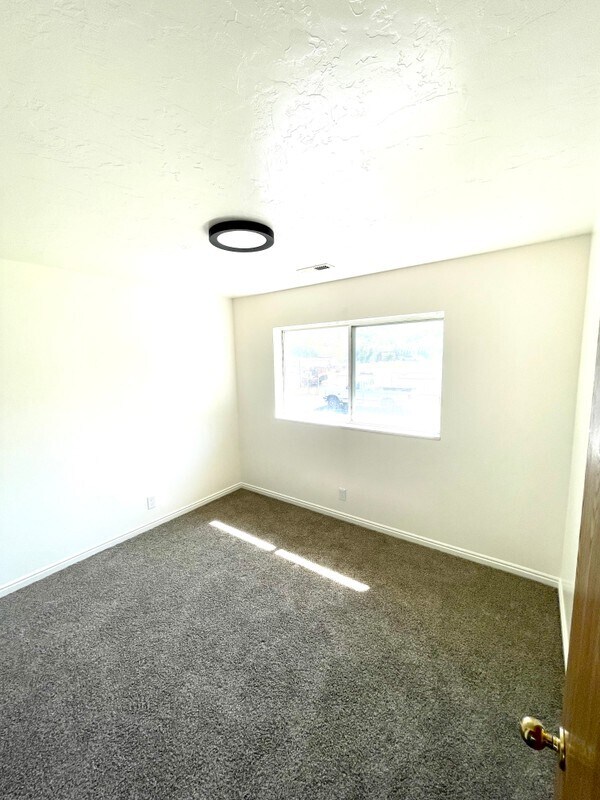 Building Photo - 75 S 725 E