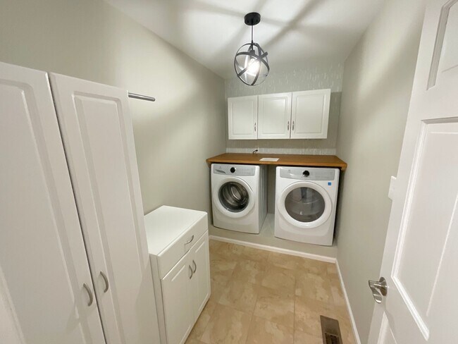Building Photo - 4 Bedroom Home Available Near S Academy Bl...