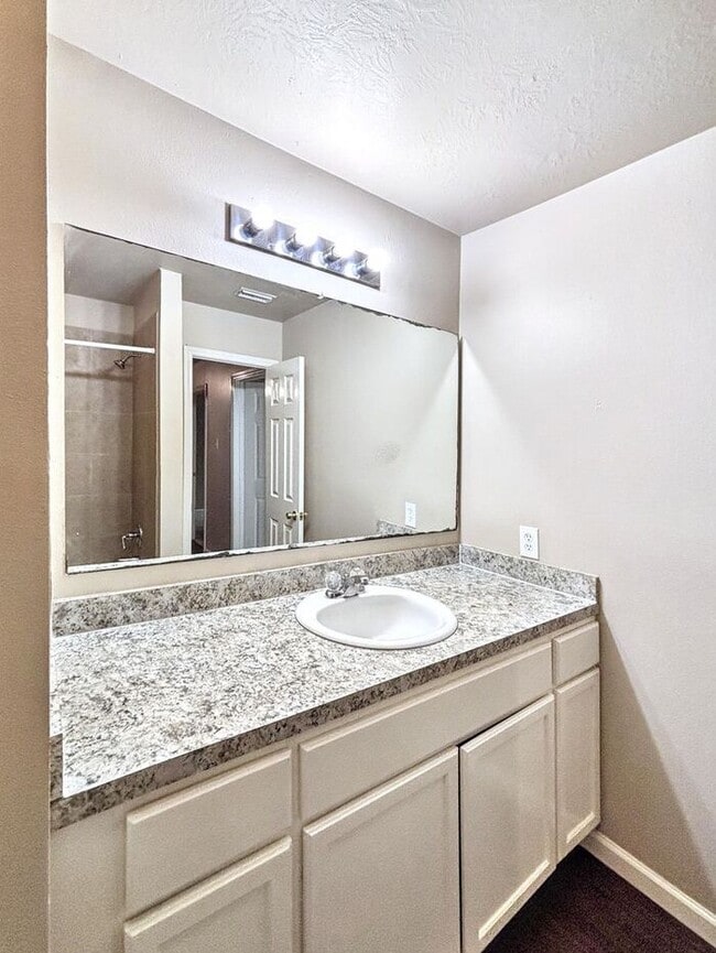 Building Photo - Comfortable 4-Bedroom Condo in Houston's O...