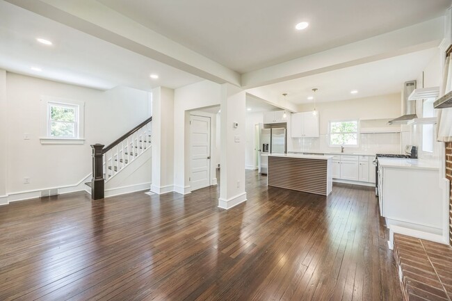 Building Photo - 725 Belmont Ave
