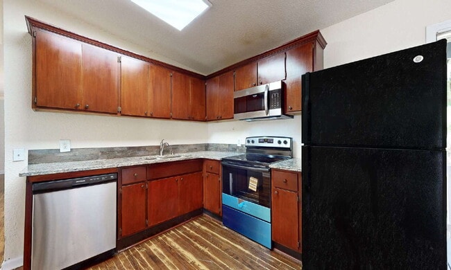 Building Photo - "Cozy 3-Bedroom Gem with a Gated Private B...