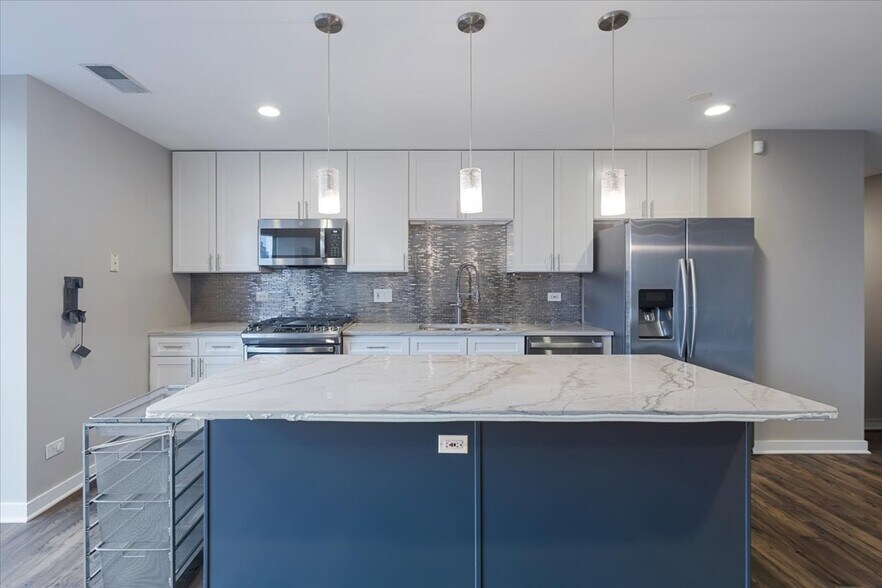 Building Photo - 222 S Racine Ave