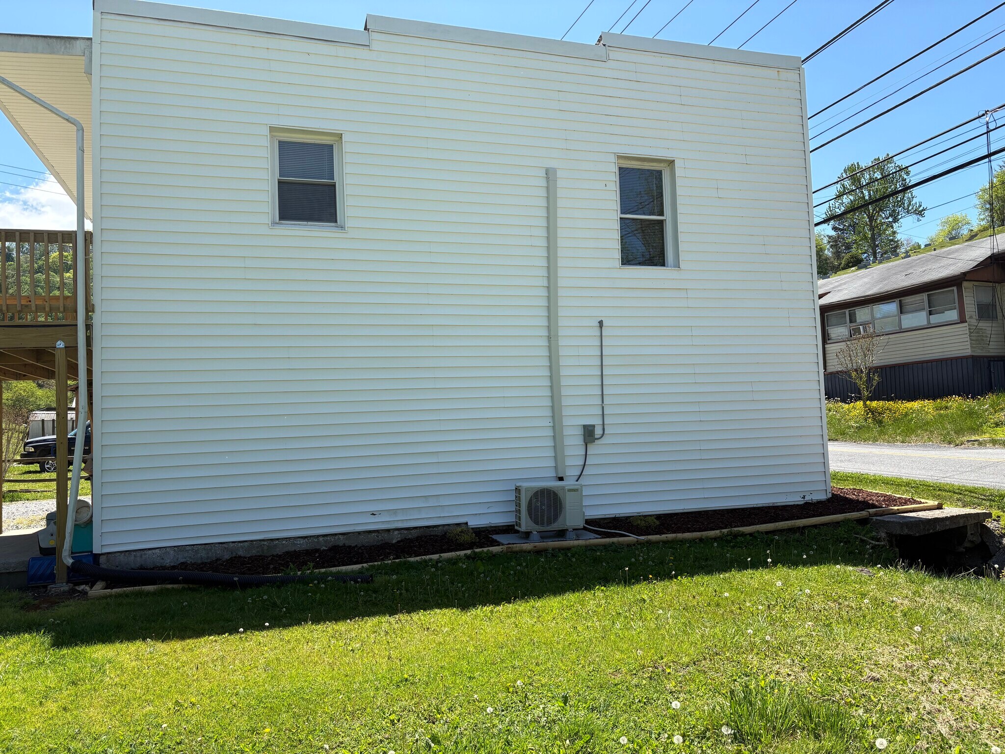 Building Photo - 557 S Church St