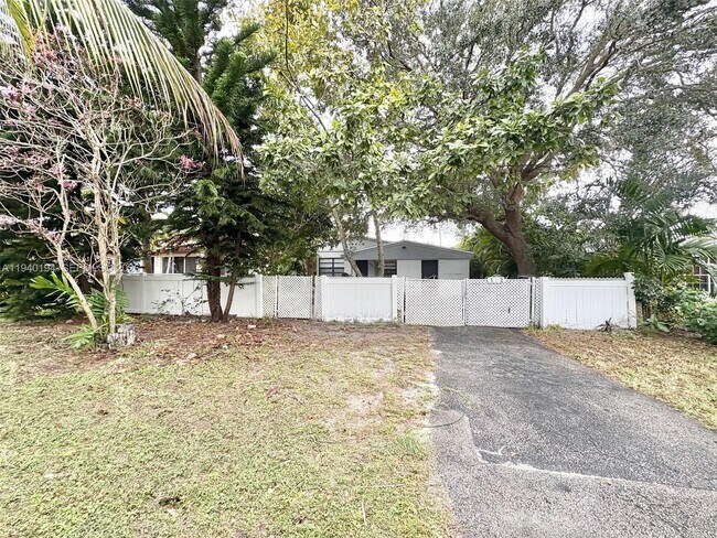 Building Photo - 1332 NE 177th St