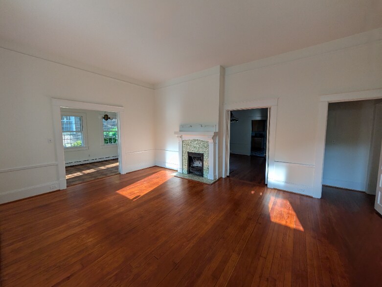 Building Photo - 809 Simpson St