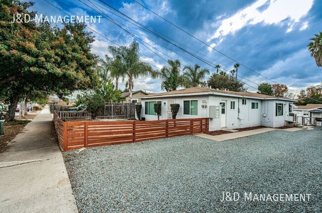 Building Photo - Renovated Duplex w/ Parking and Fenced Yard