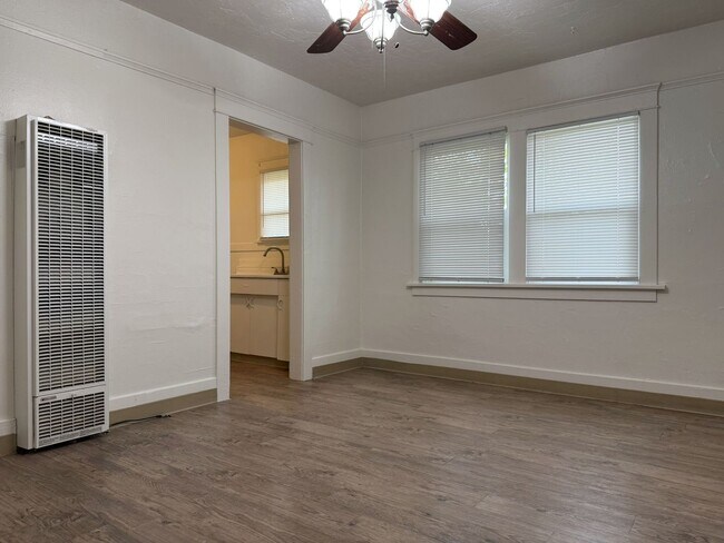 Building Photo - 860w22nd