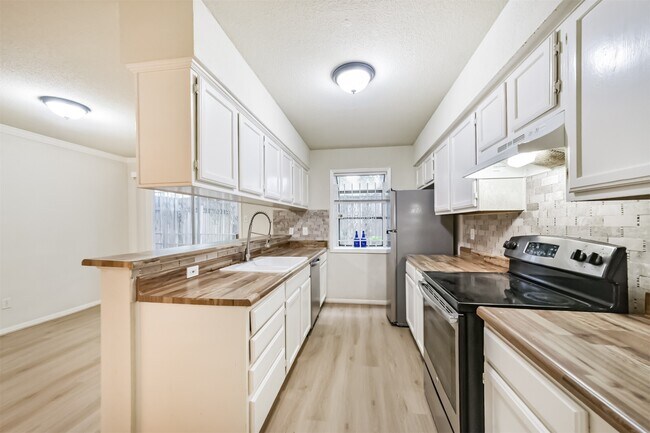 Building Photo - 5917 Fairdale Ln