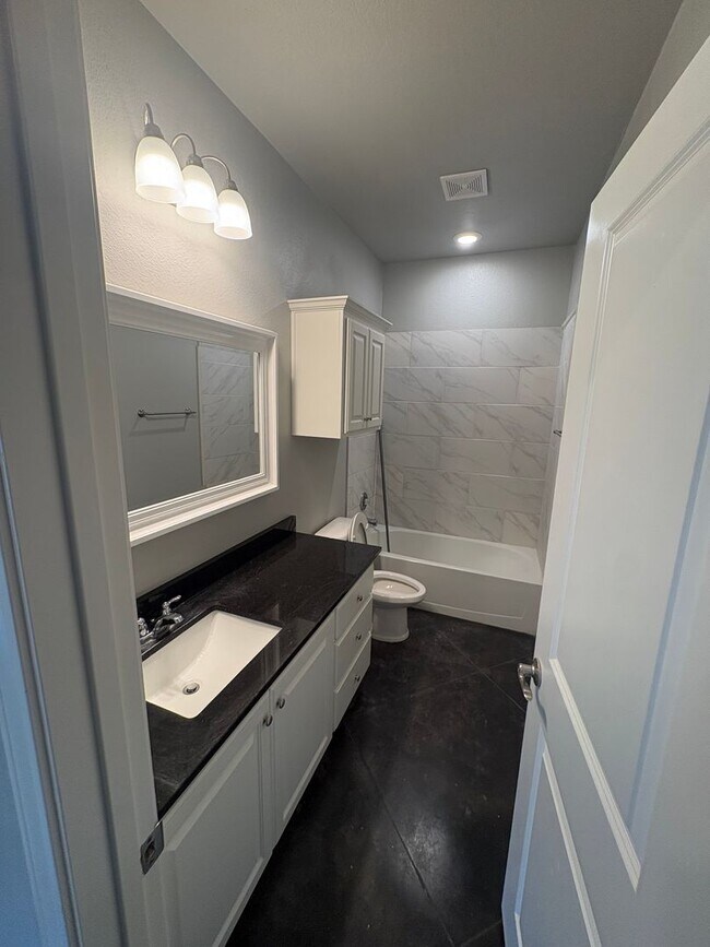 Building Photo - Single Family - Beautiful 4/2 house