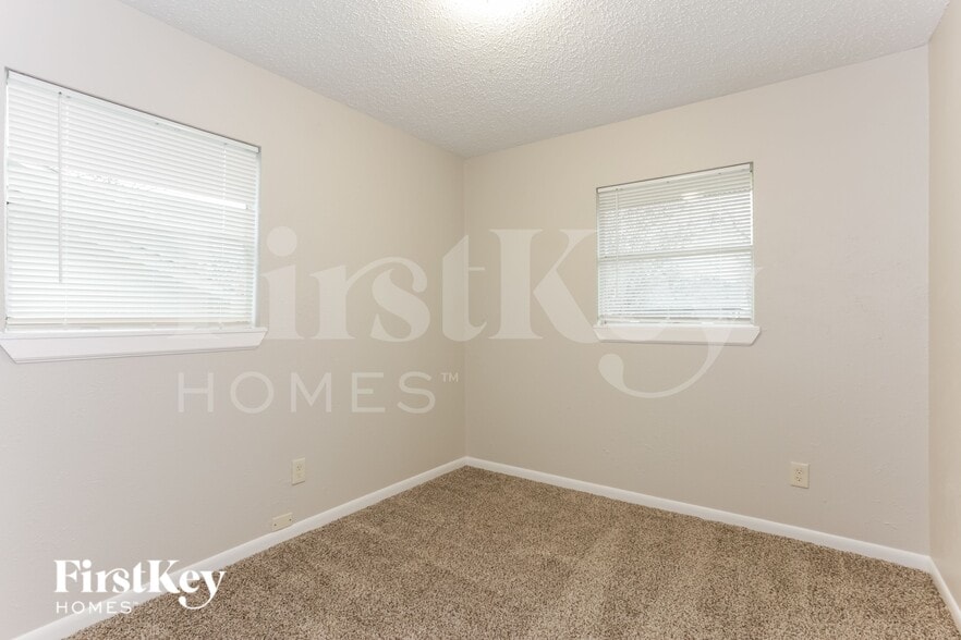 Building Photo - 917 Montclair Dr