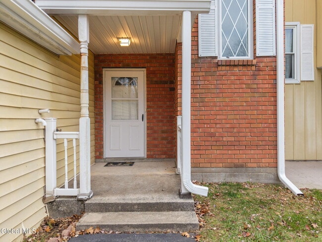 Building Photo - 4 Sugarbush Rd