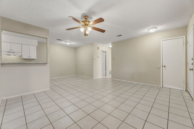 Building Photo - CV-AUS8904 Pineridge