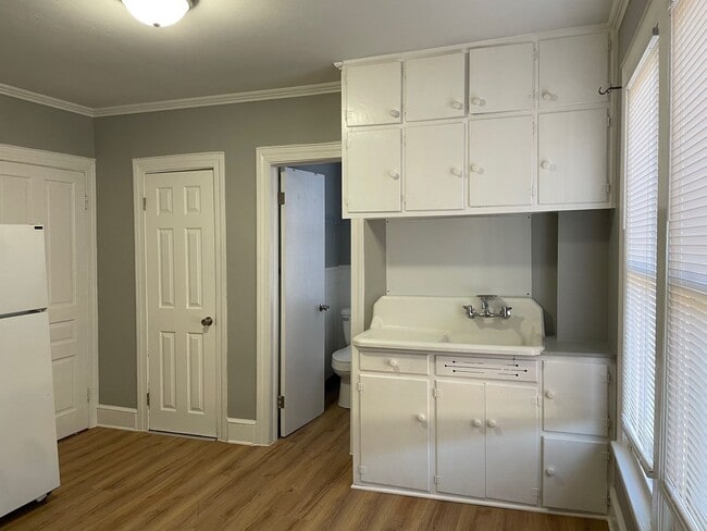 Building Photo - 740