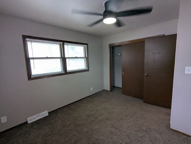 Building Photo - Welcome to your new home! Spacious 3 Bedro...