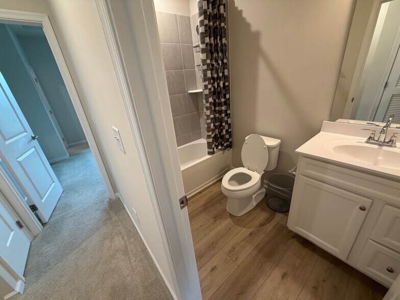 Building Photo - Room in Townhome on Beeler Ln