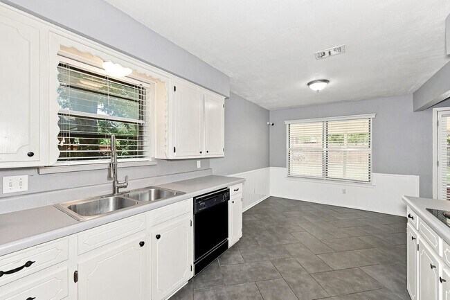 Building Photo - 3204 Denbury Dr