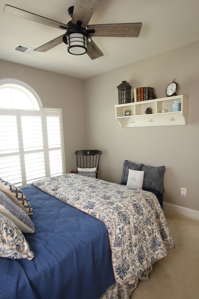 Building Photo - Beautiful Furnished Home Close to Bethany ...