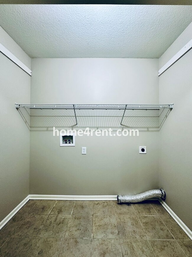 Building Photo - Spacious Four Bedroom Northland Home with a Finished Basement, 3 car garage and Fenced Yard!