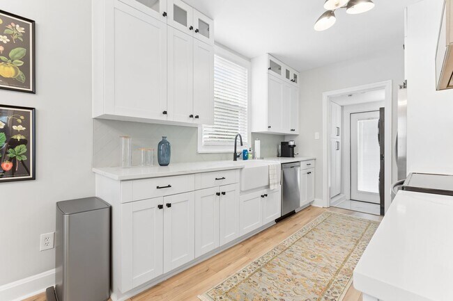 Building Photo - Fully Furnished Mid-Term Rental with Utilities Included!!