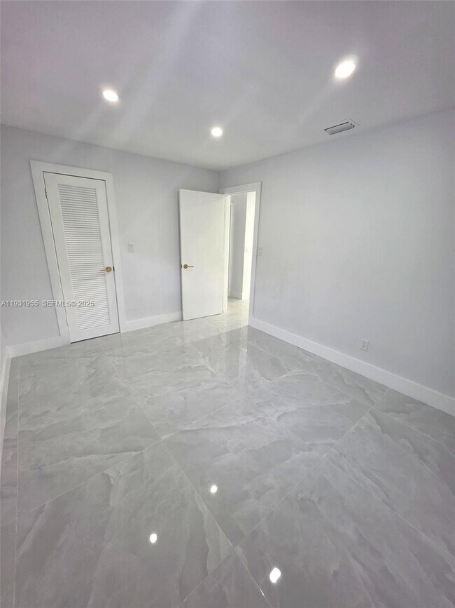 Building Photo - 5095 SW 73rd Ave