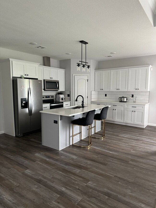 Building Photo - Gorgeous New Build!