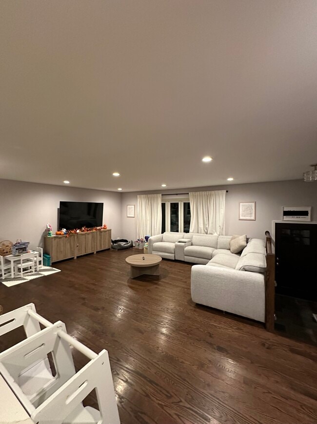 Building Photo - 2507 Lillian Ln