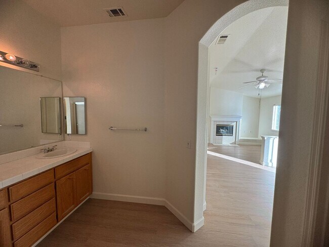 Building Photo - Spacious 2 Story Near Trails & Rose Park