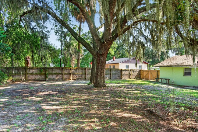 Building Photo - 308 Fern St