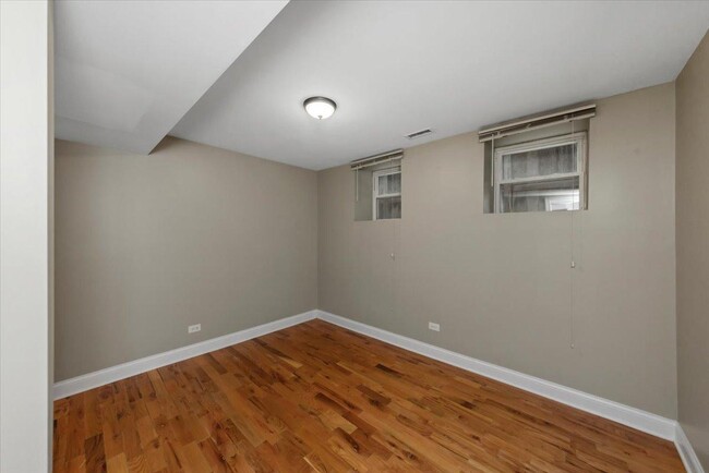 Building Photo - 3 bedroom in Chicago IL 60613