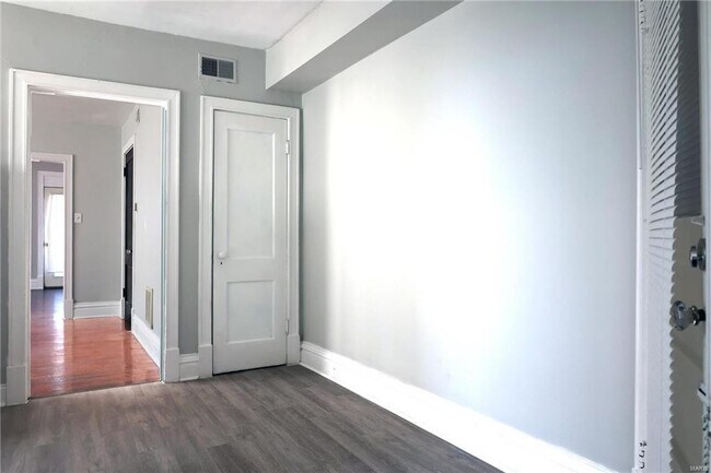 Building Photo - 4915/4917 Lindenwood Ave