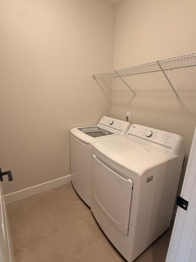 Building Photo - Goregous 3 Bedroom with Loft and Bonus Room! High Ceilings! Pantry! Keyless Entry! Double Oven & ...