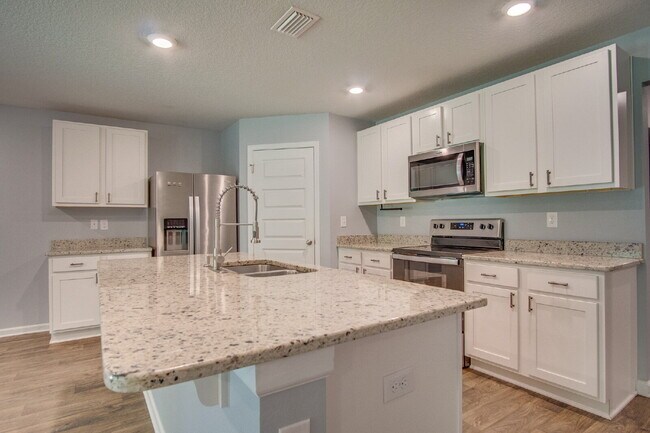 Building Photo - Spacious 4BD/2BA Brick Home Near Navy Federal