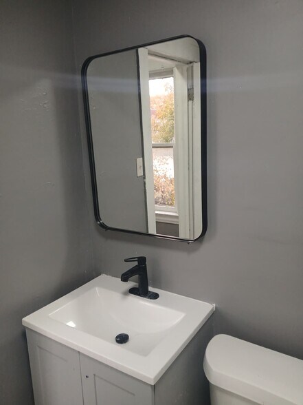 Building Photo - 713 E 156th St