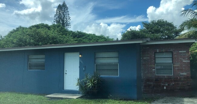Building Photo - Large 5-2 with 2 car garage