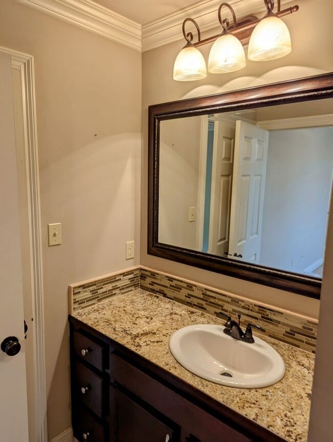 Building Photo - Luxury Awaits in Miramar!