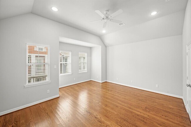 Building Photo - 611 W 24th St