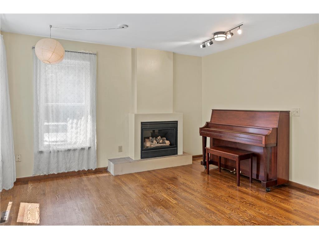 Family room - 524 20th Ave S