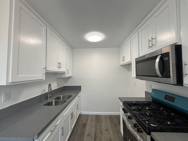 Building Photo - 851 W 95th St