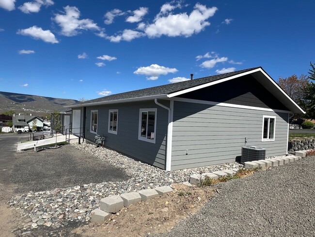 Building Photo - 3 Bedroom Charming Duplex