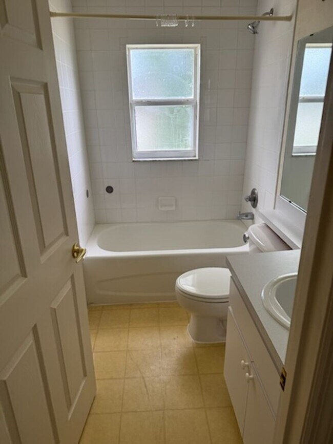 Building Photo - Highland Square Home