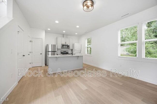 Building Photo - 2815-103 Wilcox Place