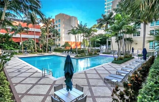Building Photo - 2000 N Bayshore Dr