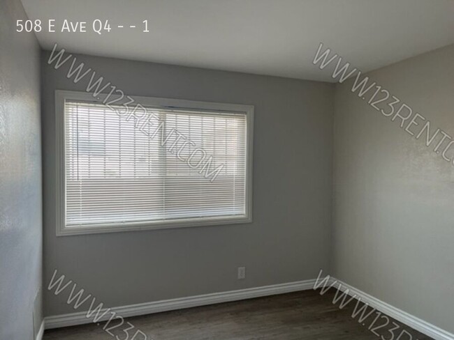 Building Photo - 2BD/ 1BTH Apartment East Palmdale 1st Floor