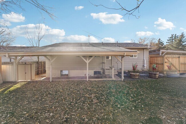 Building Photo - 4 Bed Beauty on West Side!