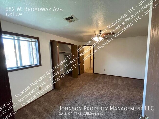 Building Photo - 682 W Broadway Ave
